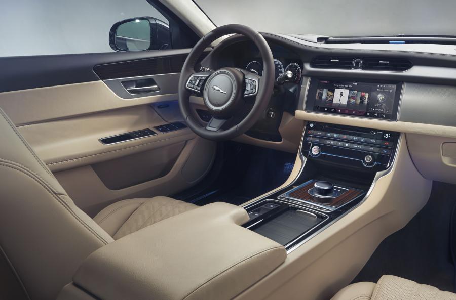 Интерьер Jaguar XF 2.0d Sportbrake 2017 года  (WW) (фото 37 из 47)